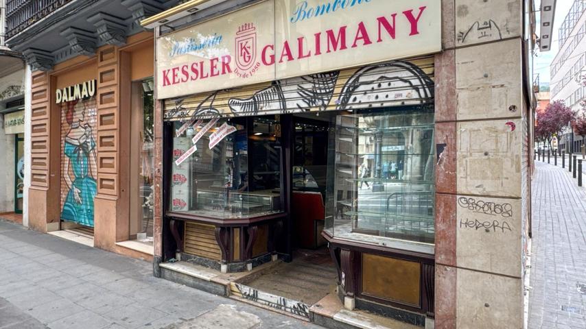 Local esquinero en venta en calle Sants photo 0