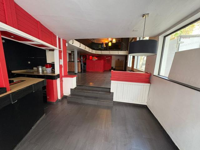 ¡Oportunidad de inversión en Sitges! Local esquinero + 2 estudios con rentabilidad activa photo 0