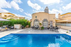 Montilla III – Chalet independiente con 3 dormitorios, solárium y piscina de agua salada climatizada en la popular zona de Playa Flamenca. photo 0