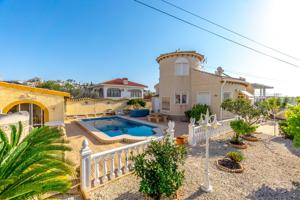 Encantadora chalet independiente con 3 dormitorios, piscina y amplia parcela en Ciudad Quesada photo 0