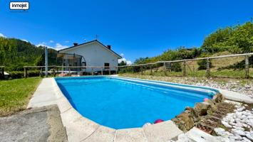 Chalet con jardín y piscina a la venta en Gijón, Ruedes photo 0