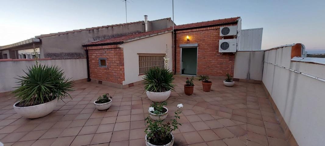 CASA (DE UNOS 684 M2) EN EL CENTRO DE TARREGA. photo 0