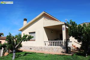CHALET (DE UNOS 119 M2) CON ANEXO Y JARDÍN (DE UNOS 350 M2) EN SAVALLÀ DEL CONTAT. photo 0