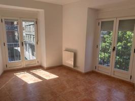 Se vende vivienda para reformar parcialmente en calle Labradores photo 0