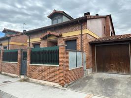Se vende chalet adosado en urbanización Atenea (Renedo de Esgueva) photo 0