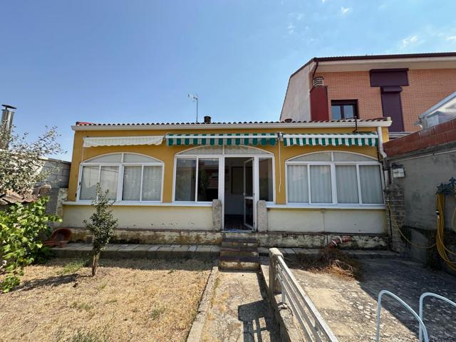 Se vende adosado con piscina en Tudela de Duero photo 0