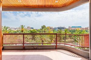 Piso en venta en la Avenida Jacinto Benavente con plaza de garaje photo 0