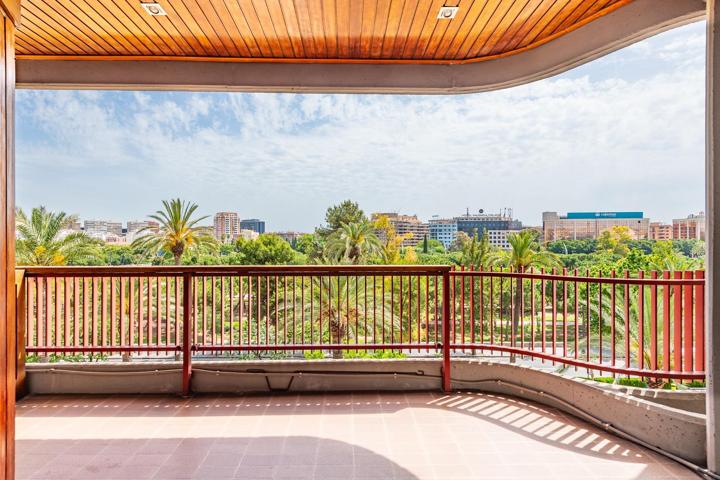 Piso en venta en la Avenida Jacinto Benavente con plaza de garaje photo 0