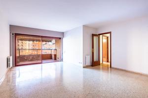 Piso en venta en la zona Abastos-Arrancapins con plaza de garaje para coche pequeño en segundo sótano photo 0