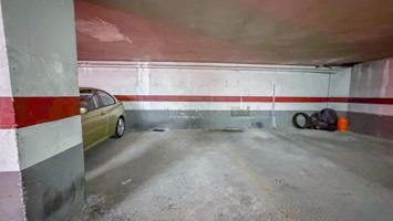 Amplia plaza de garaje con puerta automática photo 0