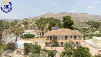 Chalet independiente con parcela y piscina climatizada en venta en Jijona (Alicante) photo 0