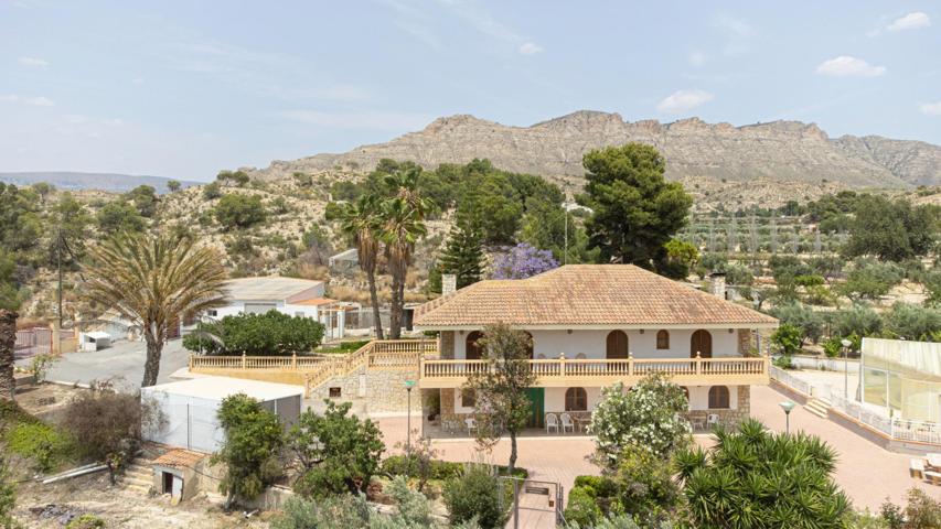Chalet independiente con parcela y piscina climatizada en venta en Jijona (Alicante) photo 0