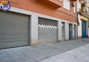 ¡Gran oportunidad de inversión en Xirivella! Local comercial en venta con acceso a dos calles photo 0