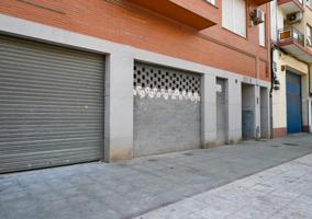 ¡Gran oportunidad de inversión en Xirivella! Local comercial en venta con acceso a dos calles photo 0