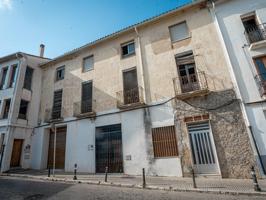 Si lo que buscas es espacio, buena ubicación y un proyecto con futuro, este edificio en pleno corazón de Oliva —justo frente a la plaza Casa de Alonso Rincón— te va a encantar. photo 0