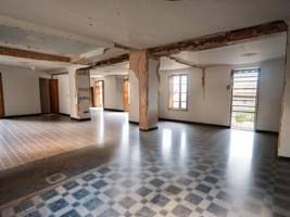 Si lo que buscas es espacio, buena ubicación y un proyecto con futuro, esta casa en pleno corazón de Oliva — justo frente a la plaza Casa de Alonso Rincón— te va a encantar. photo 0