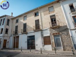 Si lo que buscas es espacio, buena ubicación y un proyecto con futuro, esta casa en pleno corazón de Oliva — justo frente a la plaza Casa de Alonso Rincón— te va a encantar. photo 0