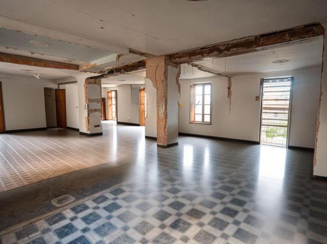 Si lo que buscas es espacio, buena ubicación y un proyecto con futuro, esta casa en pleno corazón de Oliva — justo frente a la plaza Casa de Alonso Rincón— te va a encantar. photo 0