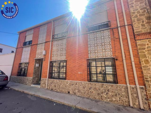En el corazón de Fuenterrobles, un encantador pueblo rodeado de naturaleza y paz, se encuentra esta gran casa que reúne espacio, comodidad y múltiples posibilidades. photo 0