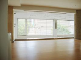 Se alquila amplio local comercial de 242 m², proyectado por el arquitecto Tonet Sunyer photo 0