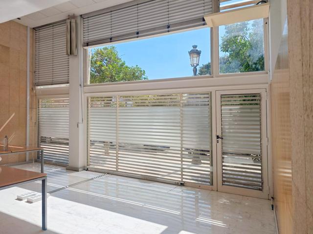Se alquila amplio local comercial de 242 m², proyectado por el arquitecto Tonet Sunyer photo 0
