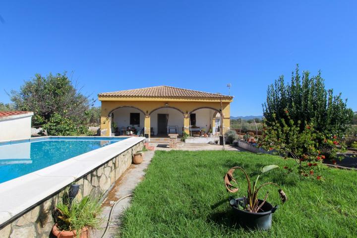 Se vende chalet urbano en Urbanización Chuliesa, Llíria. photo 0