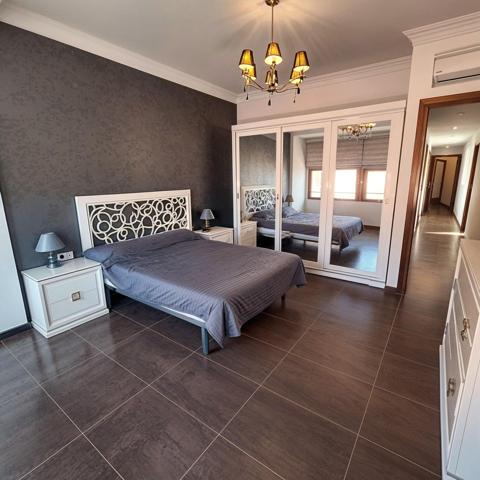 Te presentamos este espacioso piso situado en la Calle Sebastián Diego de Sueca, una zona tranquila y bien comunicada, a solo 15 minutos de la estación de tren. photo 0