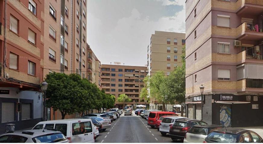 Estudiantes !! piso muy bien situado en la rotonda de Blasco Ibañez. Tiene 4 dormitorios y 2 baños. photo 0