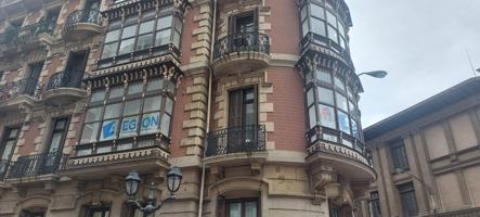 En una de las mejores zonas de Bilbao se venden tres inmuebles photo 0