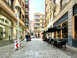 Local con encanto en calle peatonal photo 0