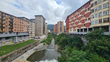 PISO CON VISTAS AL RIO EN BASAURI photo 0