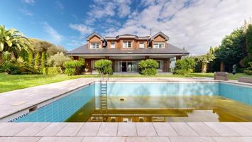 ESPECTACULAR VILLA EN LA BILBAINA CON PISCINA photo 0