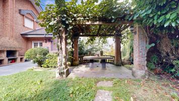 ESPECTACULAR VILLA EN LA BILBAINA CON PISCINA photo 0