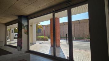 Fantástico local con fachada acristalada photo 0