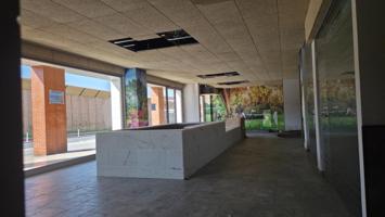 Fantástico local con fachada acristalada photo 0