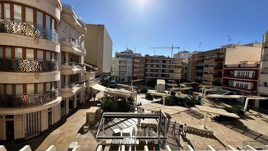 Piso en la plaza del teatro de Torrevieja photo 0