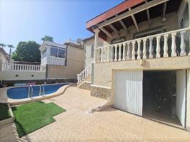 Villa de 2 plantas con garaje, jardín, solárium y piscina privada cerca de Villamartin photo 0