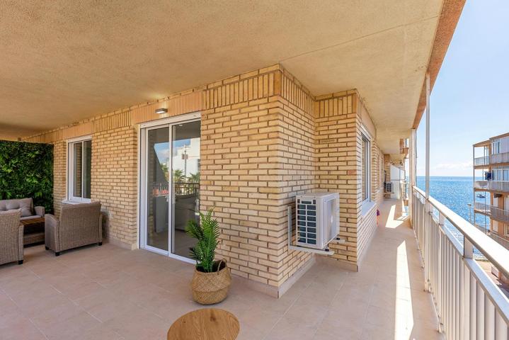 Exclusivo Piso Reformado en Primera Línea de Playa en Torrevieja con Amplia Terraza y Vistas al Mar photo 0