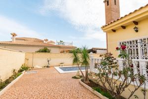 Chalet independiente a la venta en Playa Flamenca photo 0