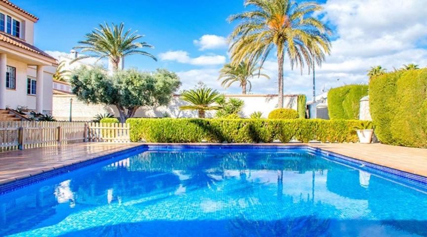 Gran villa elegante y espaciosa con piscina privada photo 0