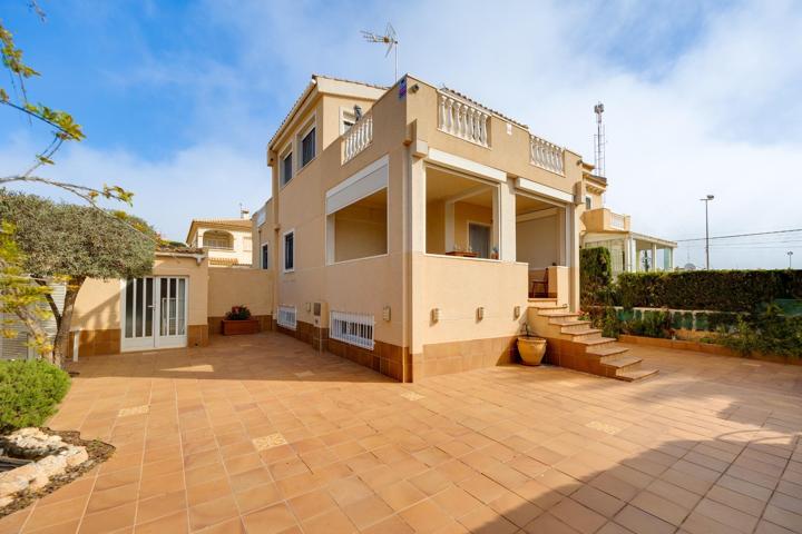 Chalet en tres plantas, 5 dormitorios, 2 salones, 3 baños, jardín con BBQ y piscina comunitaria photo 0