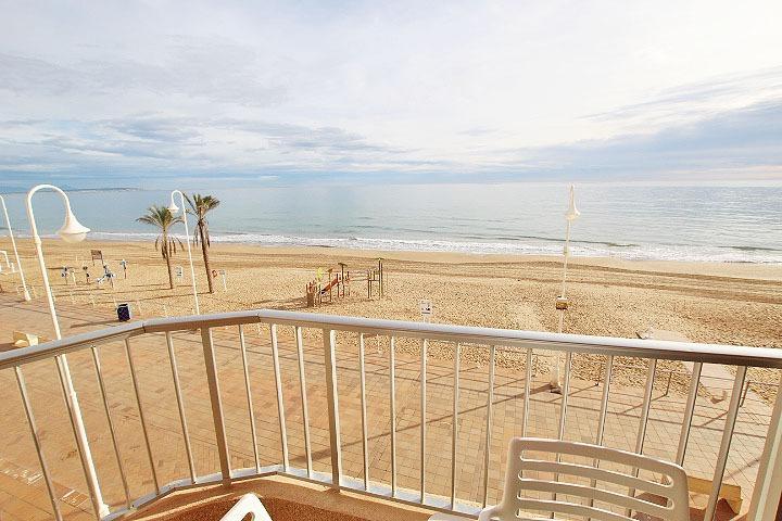 Se vende apartamento en primera línea de playa en Guardamar del Segura photo 0