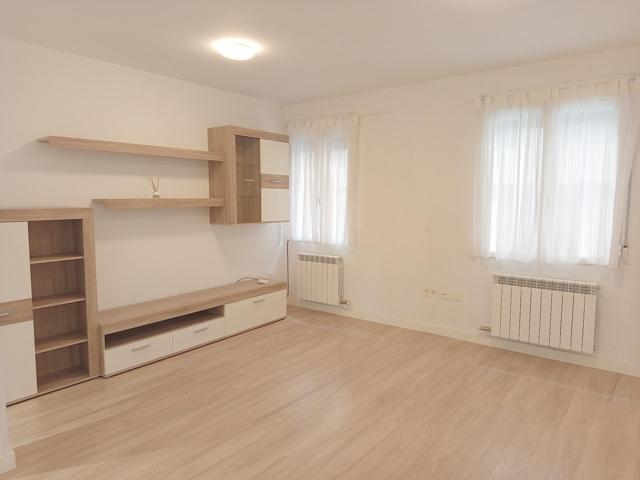 Piso de tres dormitorios en alquiler. Tomás Zumalacárregui. Zaragoza photo 0