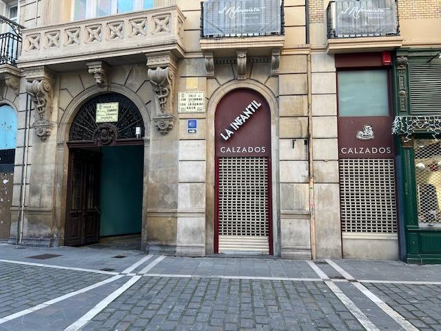 Norte Sur alquila local comercial en Plaza del Ayuntamiento de Pamplona photo 0