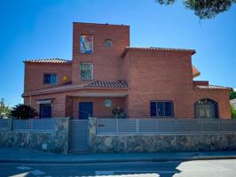 🔥 Vive el Mediterráneo como siempre soñaste 🔥 A solo 250 m del Paseo Marítimo y con todos los servicios a la puerta, chalet señorial de 427 m² en pleno corazón de Calafell. photo 0