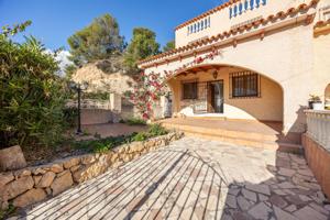 ¡ESPECTACULAR BUNGALOW DE ESQUINA EN UN ENTORNO MARAVILLOSO, TRANQUILO Y A UN PASO DE VILLAJOYOSA! photo 0