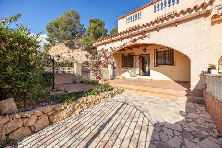 ¡ESPECTACULAR BUNGALOW DE ESQUINA EN UN ENTORNO MARAVILLOSO, TRANQUILO Y A UN PASO DE VILLAJOYOSA! photo 0