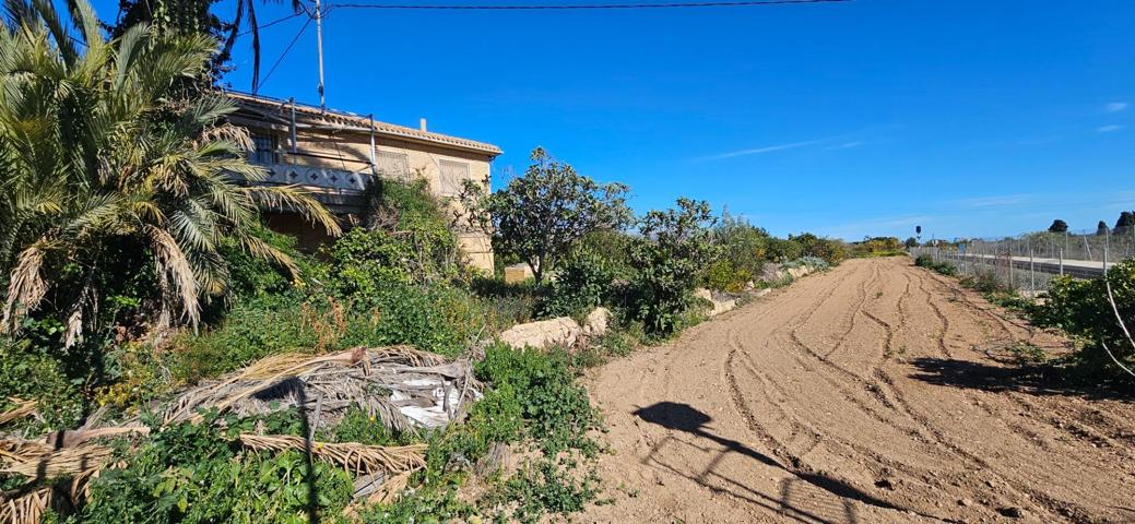 Chalet para reformar con 2.354 metros de parcela en Benidorm. photo 0