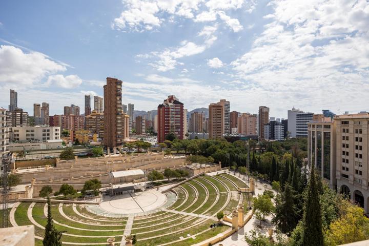 Piso en Pleno Centro de Benidorm con Piscina Comunitaria y Garaje Privado photo 0