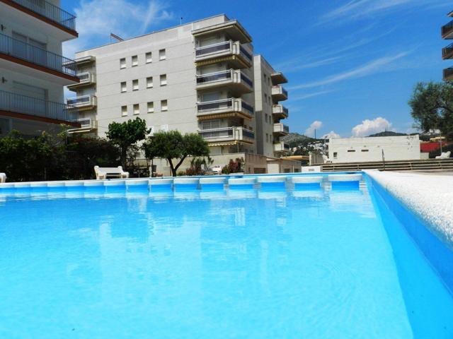 Piso de 4 habitaciones con piscina y vistas al mar en Mas Mel playa photo 0